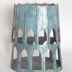 Anthrazitfarbene Masse, gebrannt bei 1060°C, weiße Engobe, türkisfarbene Glasur, 51 cm hoch Sibylle Ritter turm-mit-rippen-2015