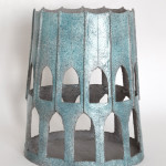 Anthrazitfarbene Masse, gebrannt bei 1060°C, weiße Engobe, türkisfarbene Glasur, 51 cm hoch Sibylle Ritter turm-mit-rippen-2015